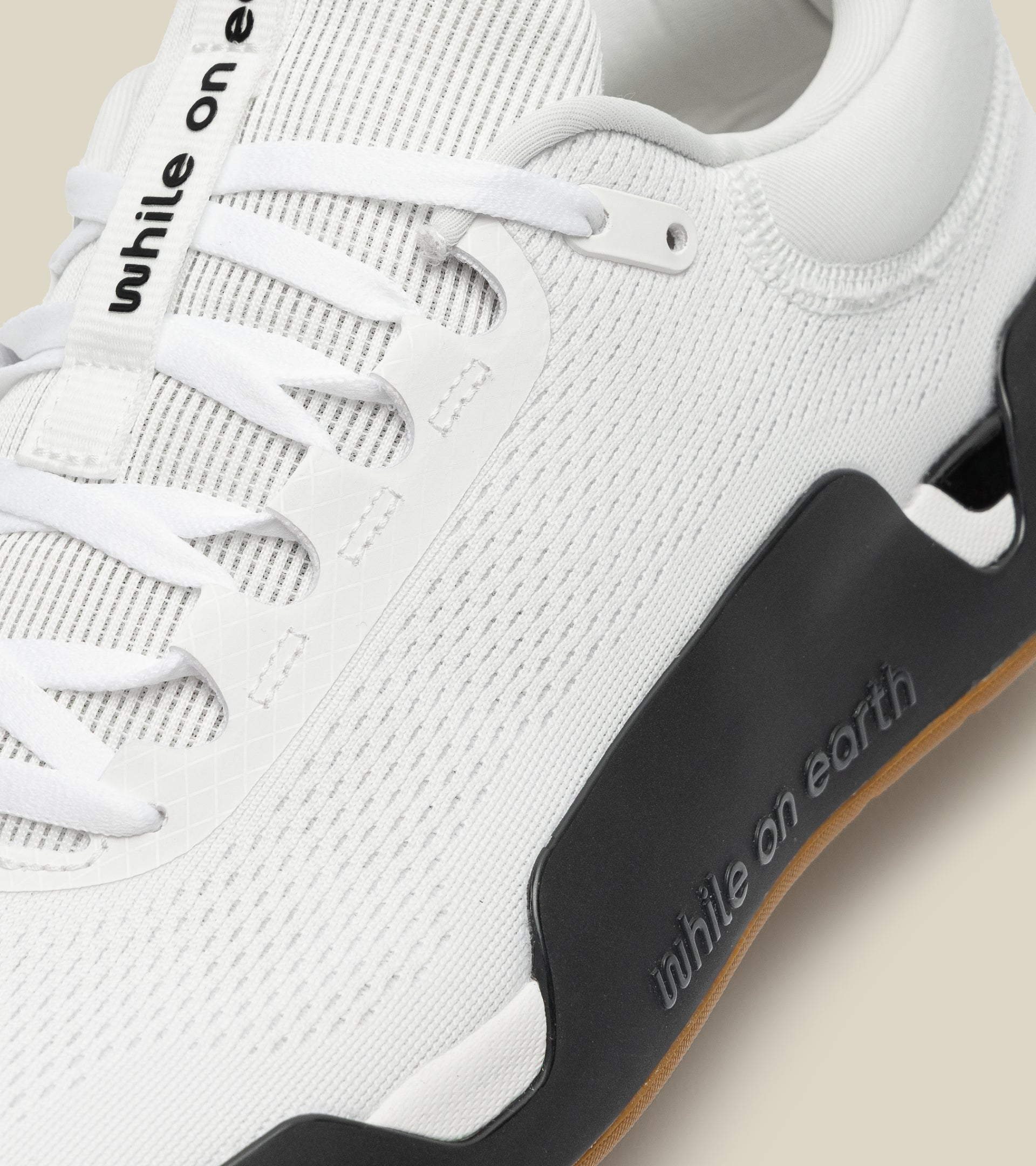 WHILE ON EARTH | Move Trainer White Black/Gum