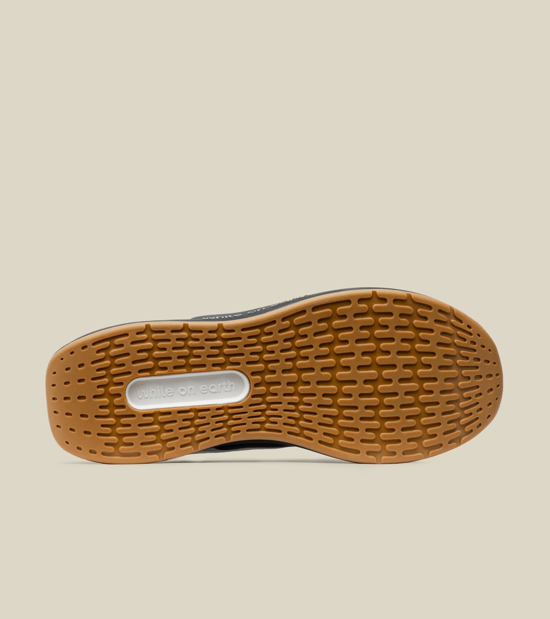 WHILE ON EARTH | Move Trainer White Black/Gum