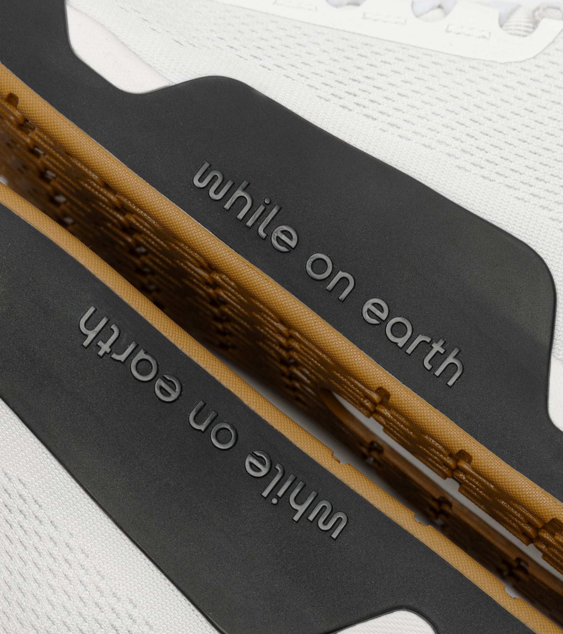 WHILE ON EARTH | Move Trainer White Black/Gum
