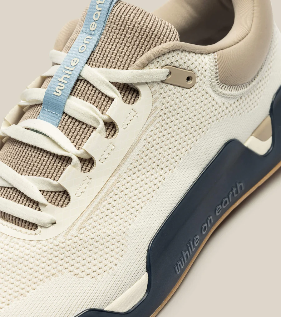 WHILE ON EARTH | Move Trainer Wheat/Midnight