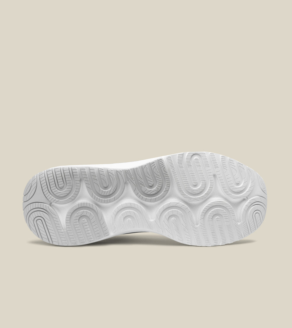 WHILE ON EARTH | Rhythm Runner White/White